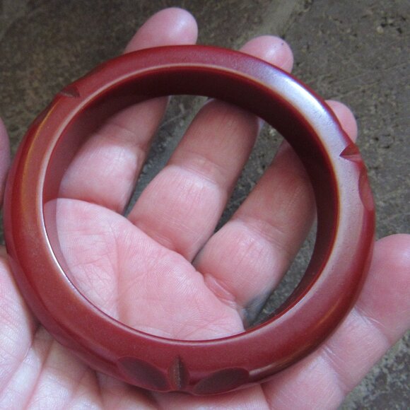 Rust Red 1940's Carved Bakelite Bangle - Picture 2 of 5